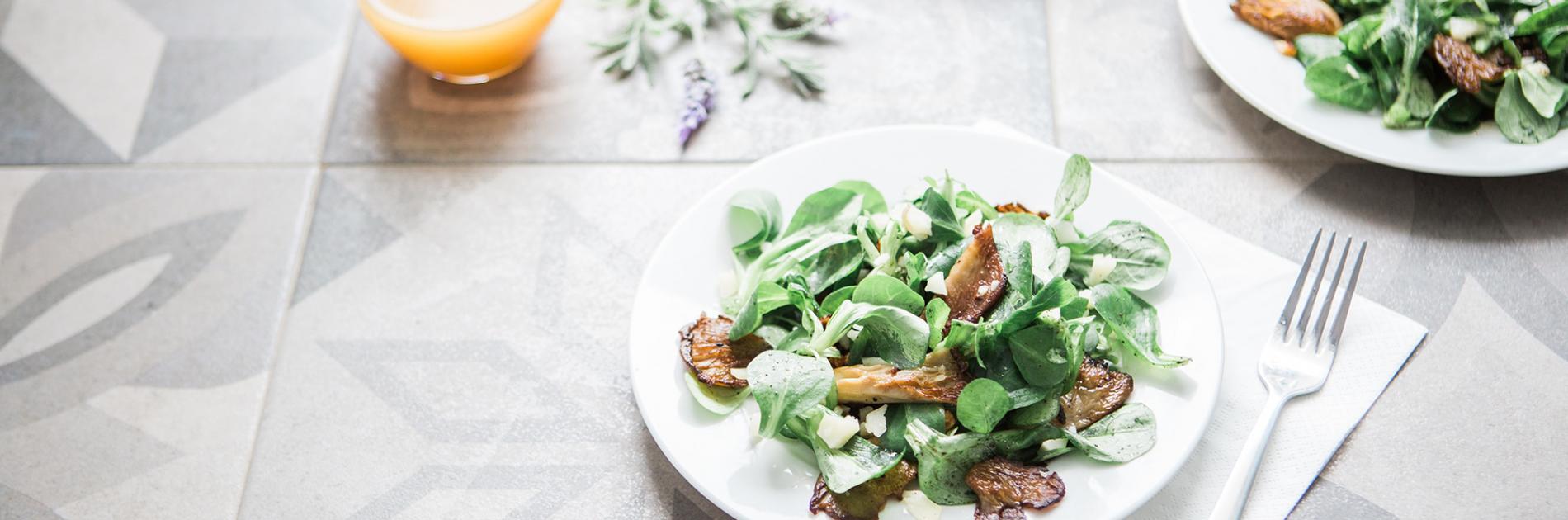 Salade met gerookte kip en champignons